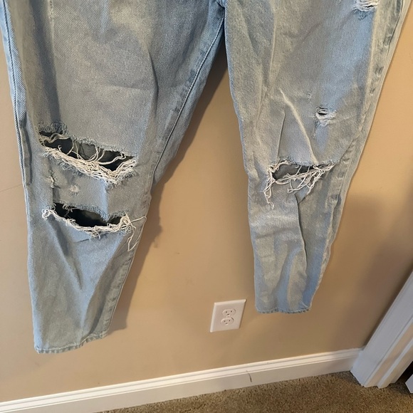 Zara Ripped Mom Fit Distress Jeans Light Wash - Picture 3 of 6